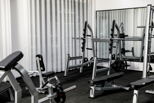 鍛煉場(chǎng)健身設(shè)施運(yùn)動(dòng)器械器材健身房攝影圖 st攝影